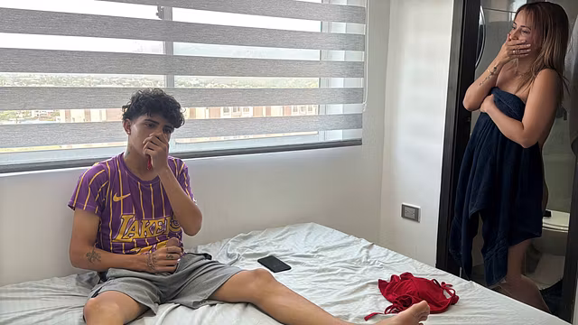 Descubro a mi travieso hijastro jugando con mi ropa interior y hago que me coja duro para guardar el secreto.