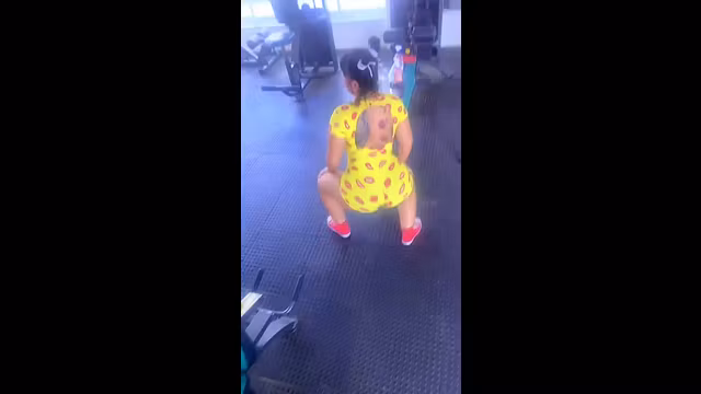 De roupinha de academia rebolando