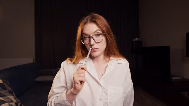 Role-play:lustful realtor shows apartment & blowjob