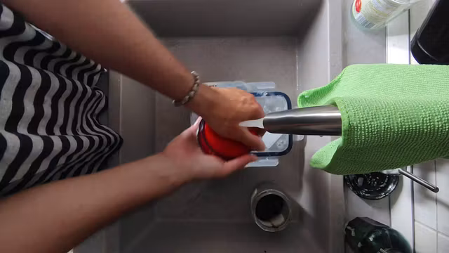 DAILY HANDJOB - DOING THEm DISHES