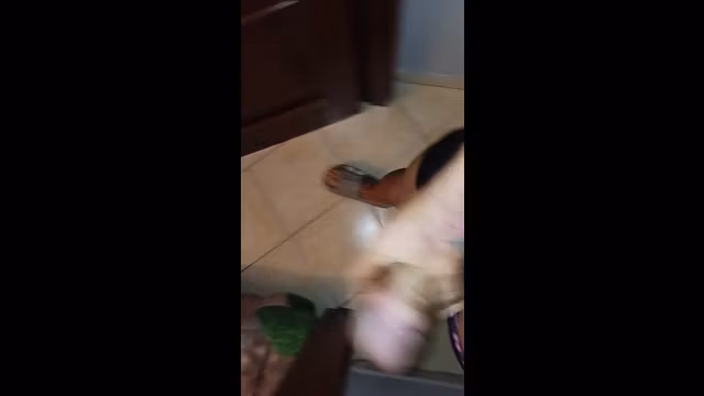 Rompo il culo ad una puttana mentre il marito è a lavoro, ansimò ,tantissime parolacce sborra è pipì in primo piano