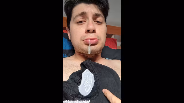 Sborra e saliva sul cappello da indossare mentre insulto