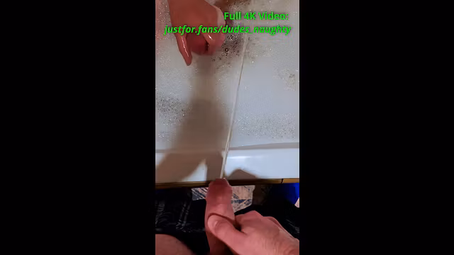 I peeing on my friend's cumming dick 🍆💦