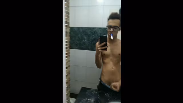 Twink Escovando os Dentes enquanto Bate Punheta