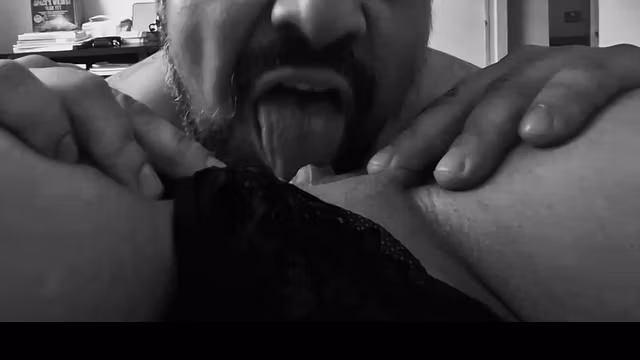 Deep pussy eating