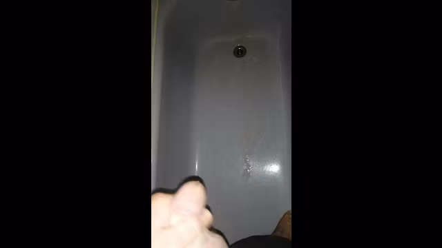 old bear daddy pissing in the bathtub ( Dark piss )