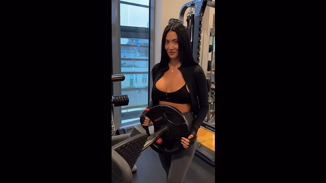 Big tits bounce as she lifts heavy weights 💦