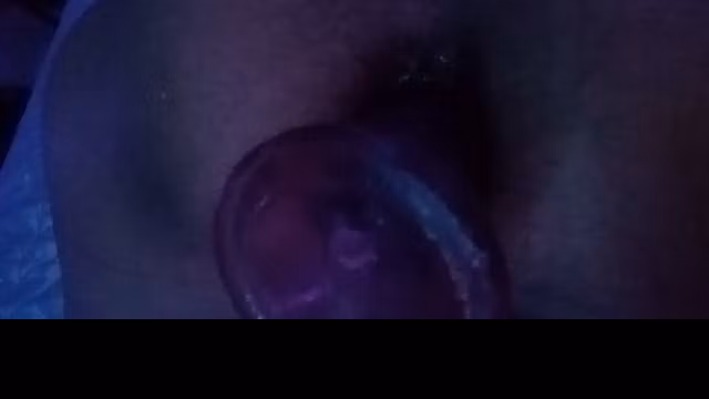 Me meto un dildo por el ano después de llenarlo de orina y me masturbo en el acto.