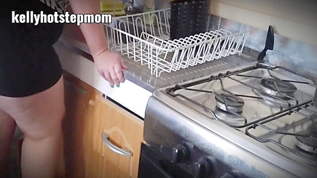 Kellyhotstepmom