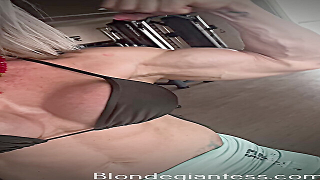 BlondeGiantess