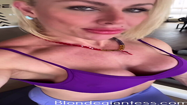 BlondeGiantess