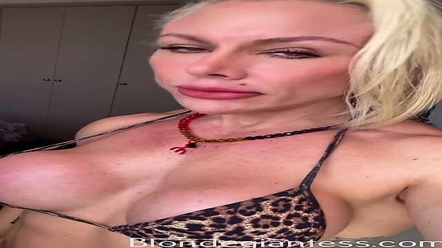 BlondeGiantess